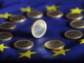 Monedas de euro sobre una bandera europea