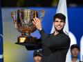 Carlos Alcaraz posa con la copa de campeón del ATP 500 de Pekín