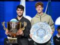 Carlos Alcaraz y Jannik Sinner posan juntos en la entrega de premios del ATP 500 de Pekín