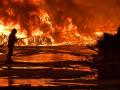 Bombero en el incendio de la planta de reciclaje de Arganda