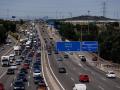 Decenas de coches en la autovia A4, en Madrid (España).