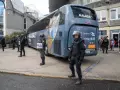 Policías protegen el autobús del Málaga en La Coruña