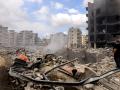 Imagen del cráter donde se encontraba un edificio derrumbado tras un ataque aéreo israelí nocturno en el barrio de Kafaat, en los suburbios del sur de Beirut