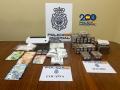 Imagen de la droga y el dinero encontrado en los registros en Orense