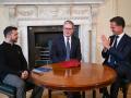 Volodimir Zelenski, con Keir Starmer y Mark Rutte en su reunión en Downing Street.