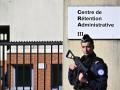 Un policía francés realiza guardia en el exterior de un Centro de retención de inmigrantes