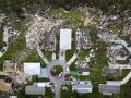 Vista aérea de casas destruidas en Port St Lucie, Florida, después de que el huracán Milton azotara la zona y causara graves daños