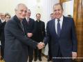 El cardenal Matteo Zuppi, junto al ministro de Exteriores ruso, Lavrov