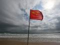 Una bandera china ondeando en una playa