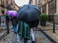 Varias personas se protegen de la lluvia este sábado en Toledo