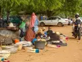 Un grupo de mujeres vende sus productos en un mercado de Niamey