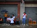 Familiares de personas detenidas durante las protestas tras las disputadas elecciones presidenciales