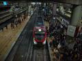 Acumulación de viajeros en un andén de la estación de Atocha, a 21 de marzo de 2022, en Madrid (España)