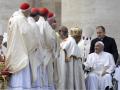 El Papa Francisco saluda a los clérigos durante la Santa Misa y canonización de 14 santos en la Plaza de San Pedro