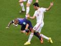 Sneijder y Busquets disputan un balón en el Mundial 2014