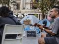 Un hombre toca la guitarra durante la acampada de vivienda en la Plaza del Ayuntamiento de Valencia