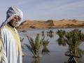 Un hombre local posa para una fotografía en el lago Yasmina, un lago estacional en el pueblo de Merzouga en el desierto del Sahara