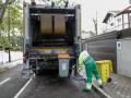 Un operario recoge la basura en una calle de Madrid