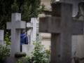 (Un hombre entre las lápidas del cementerio de San Isidro