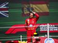 Carlos Sainz durante el himno español en el GP de México, donde ha conseguido su cuarta victoria