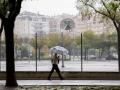 Una persona pasea bajo la lluvia