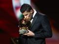 El centrocampista español del Manchester City, Rodri, recibe el premio Balón de Oro