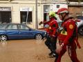 Bomberos tras el paso de la DANA por el barrio de La Torre de Valencia