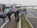 Varios conductores tirados en la carretera, anegada por la DANA, en Valencia, este jueves