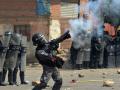 Un Policía antidisturbios dispara una lata de gas lacrimógeno contra manifestantes que apoyan al expresidente Evo Morales durante un bloqueo de carreteras en Cochabamba, departamento de Cochabamba, Bolivia