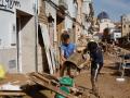 Vecinos de Chiva limpian sus hogares tras la DANA