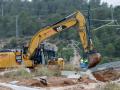 Operarios trabajan en las vías de AVE a su paso por Chiva tras el paso de la DANA