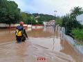 Un bombero camina por una calle inundada en la Móra, en Tarragona