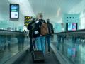 Una mujer camina con su maleta en una cita en el aeropuerto de El Prat, a 19 de enero de 2023, en el Prat de Llobregat, Barcelona, Cataluña (España).