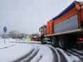 Foto de Archivo de dos máquinas quitanieves pasando por una carretera cubierta de nieve