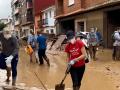 La ayuda llega a través del balcón a los vecinos atrapados una semana después de la DANA