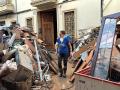 una mujer se hace paso entre el mobiliario