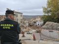 Un guardia civil vigila frente a la zona afectada por la riada en Letur