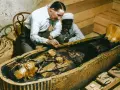 Howard Carter examinando el tercer ataúd de Tutankamón, el de oro macizo