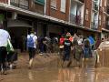 Vecinos de Paiporta en una calle inundada