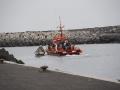 Una embarcación de Salvamento Marino lleva un cayuco hasta el puerto de La Restinga (El Hierro) en septiembre de 2024