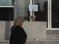 Una mujer observa un cartel y un ramo de flores en honor a los fallecidos por la Dana en Valencia