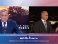 Xabier Fortes (izquierda) observa la entrevista de Lorenzo Milá (derecha) a Adolfo Franco