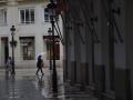 Personas con paraguas por las calles de Málaga