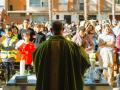 Un sacerdote celebra la misa de campaña frente a la parroquia de María, Madre de la Iglesia