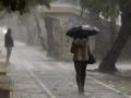 Una mujer que se resguarda de la lluvia bajo un paraguas el pasado 29 de octubre en Málaga