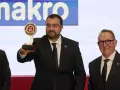 El Presidente del Principado, Adrián Barbón, tras recoger el premio a la sidra asturiana durante la entrega de los Premios Nacionales de Hostelería