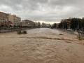 MA10. MÁLAGA, 13/11/2024.-Aspecto que presenta el río Guadalmedina a su paso por Málaga este miércoles en el que las fuertes lluvias y granizo que se registran están causando inundaciones y acumulación de grandes balsas en algunas de las principales avenidas de todos los distritos de la ciudad.EFE/María Alonso