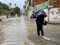 MA07. MÁLAGA, 13/11/2024.- Un hombre observa el aspecto que presenta el río Guadalmedina a su paso por Málaga este miércoles en el que las fuertes lluvias y granizo que se registran están causando inundaciones y acumulación de grandes balsas en algunas de las principales avenidas de todos los distritos de la ciudad.EFE/María Alonso