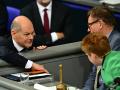 El canciller alemán Olaf Scholz habla con los directivos del Bundestag (Parlamento)