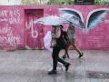 Varias personas caminan protegidas para la lluvia por Gandía (Valencia)